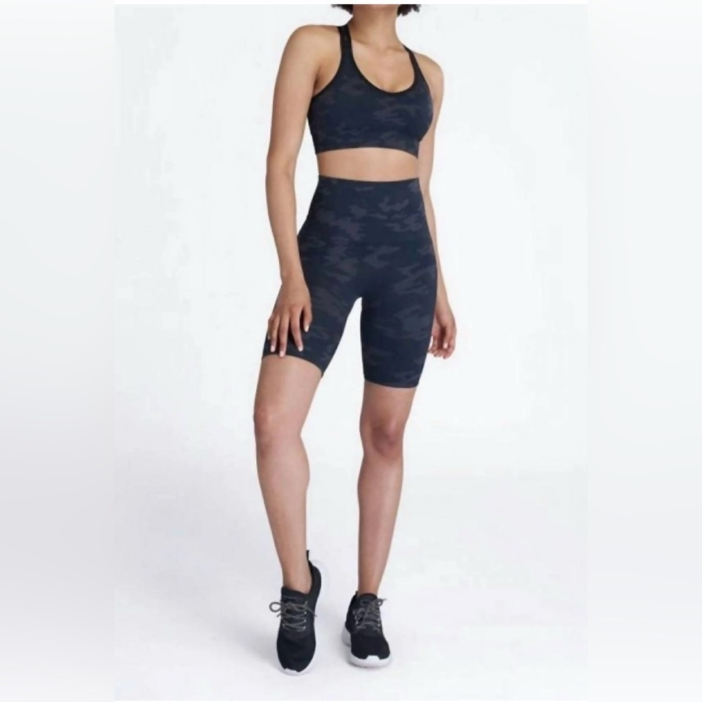SPANX Look At Me Now Seamless Bike Shorts Black Camo Leggings size M
